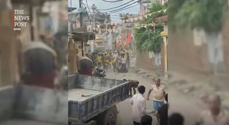 BIG BREAKING: मुहर्रम जुलूस के दौरान बवाल, नया टोला के मंदिर में पथराव और तोड़फोड़,देखिए हंगामा का LIVE वीडियो