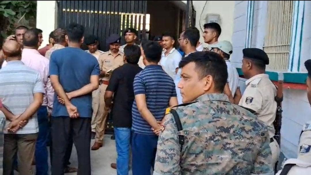 घर में घुसकर पत्नी-बच्चों के सामने चाकू गोदकर जूनियर इंजीनियर की हत्या, इलाके में मचा हड़कंप