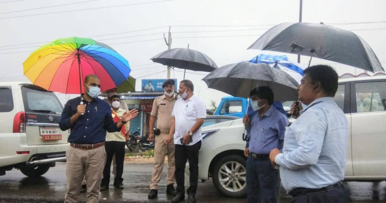धनबाद के काको चौक से गोल बिल्डिंग तक निर्माणाधीन फोरलेन सड़क का डीसी ने  किया निरीक्षण