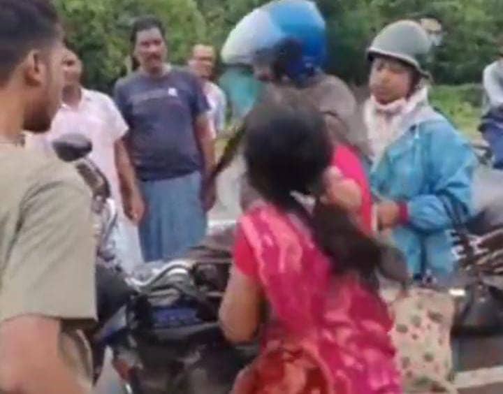 प्रेमिका संग बाइक पर घूम रहे थे ये महाशय, जब पत्नी की पड़ी नजर, तो हो गई चप्पल-जूतों की बरसात, देखें-VIRAL VIDEO