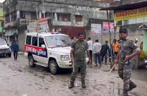 गिरिडीह: दो पक्षों के विवाद में जमकर हुई मारपीट, पत्थरबाजी कर रहें लोगों को पुलिस ने खदेड़ कर भगाया