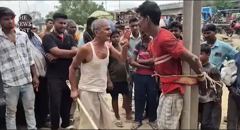 चोरी के आरोप में गांव वालों ने युवक को सुना दी तालिबानी सजा, खंभे से बांधकर ऐसे दी सजा की कांप जाएंगे रूह, देखें वीडियो