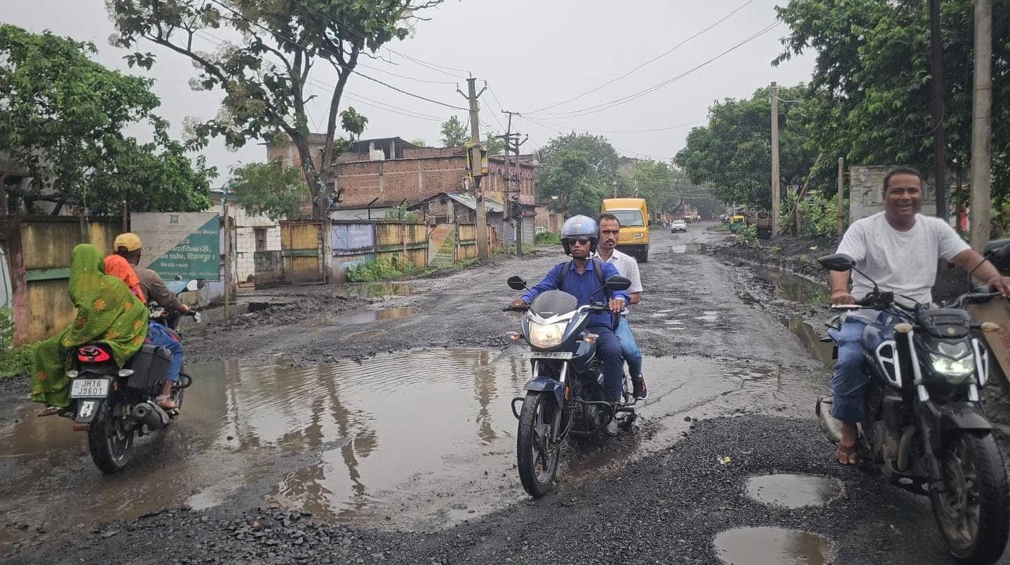 हिरणपुर की सड़क पर गड्ढे नहीं, सिस्टम की लापरवाही के घाव हैं, आए दिन होती हैं दुर्घटनाएं, किसकी लापरवाही, कौन जिम्मेवार