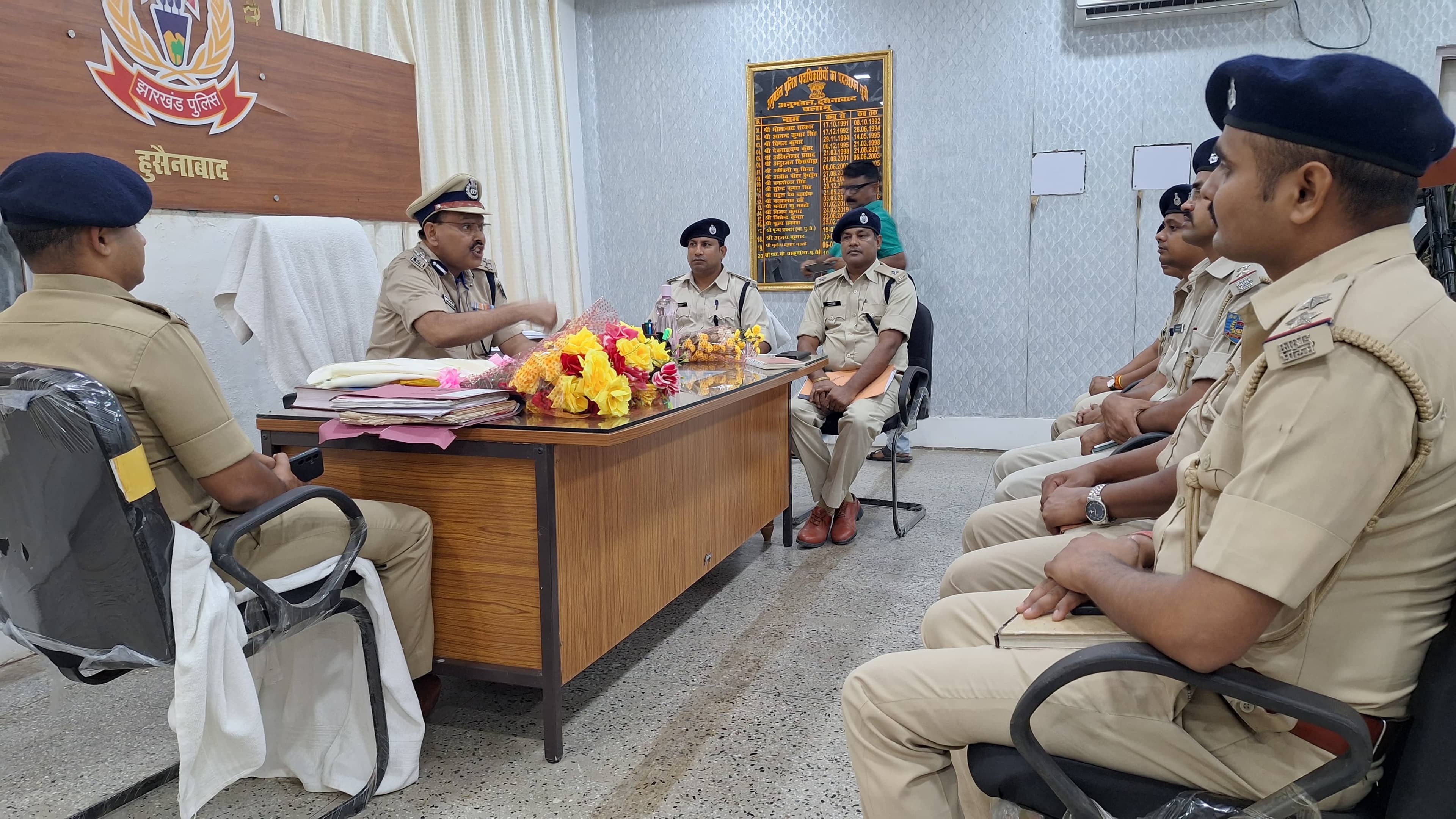 अचानक हुसैनाबाद पहुंचे DIG,बैठक में कहा-जनता के साथ अच्छा व्यवहार करे पुलिसकर्मी