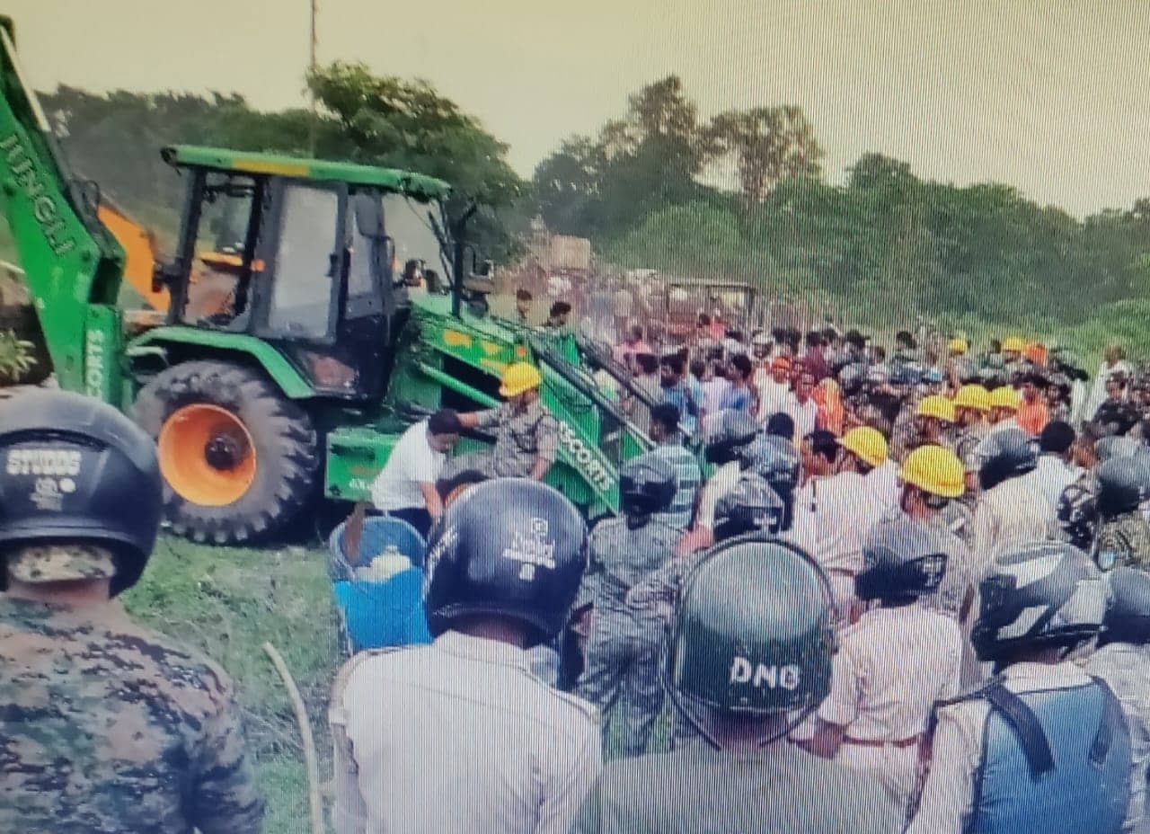 Dhanbad: अधिग्रहित 42 एकड़ जमीन अतिक्रमण मुक्त कराने गई टीम  के साथ ग्रामीणों की नोकझोंक, फिर क्या हुआ पढ़िए