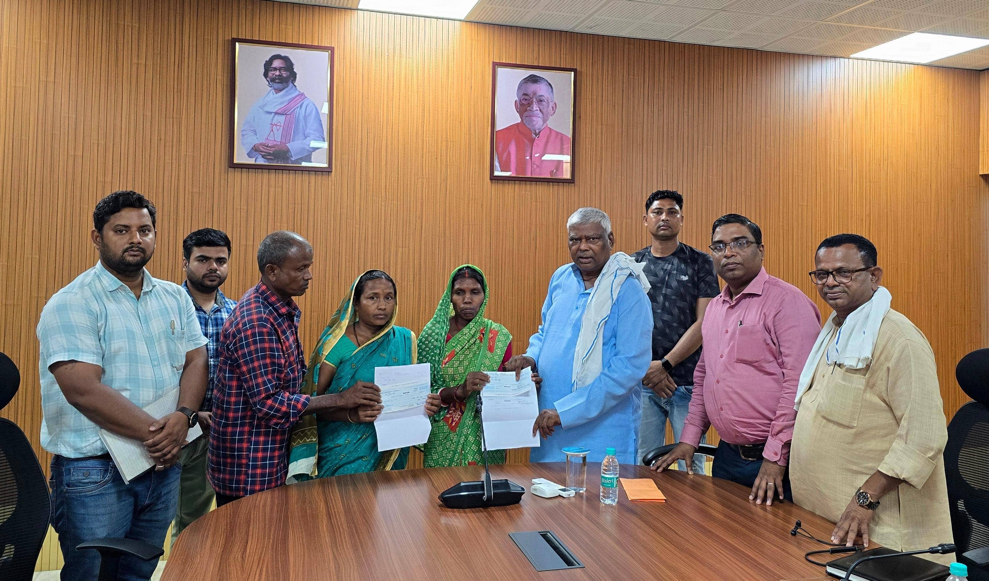 छत्तीसगढ़ में ट्रेन से कटे तोपचांची के मजदूरों के परिजनों को मिली सहायता राशि, पढ़िए कैसे उनपर हो रहा था अत्याचार