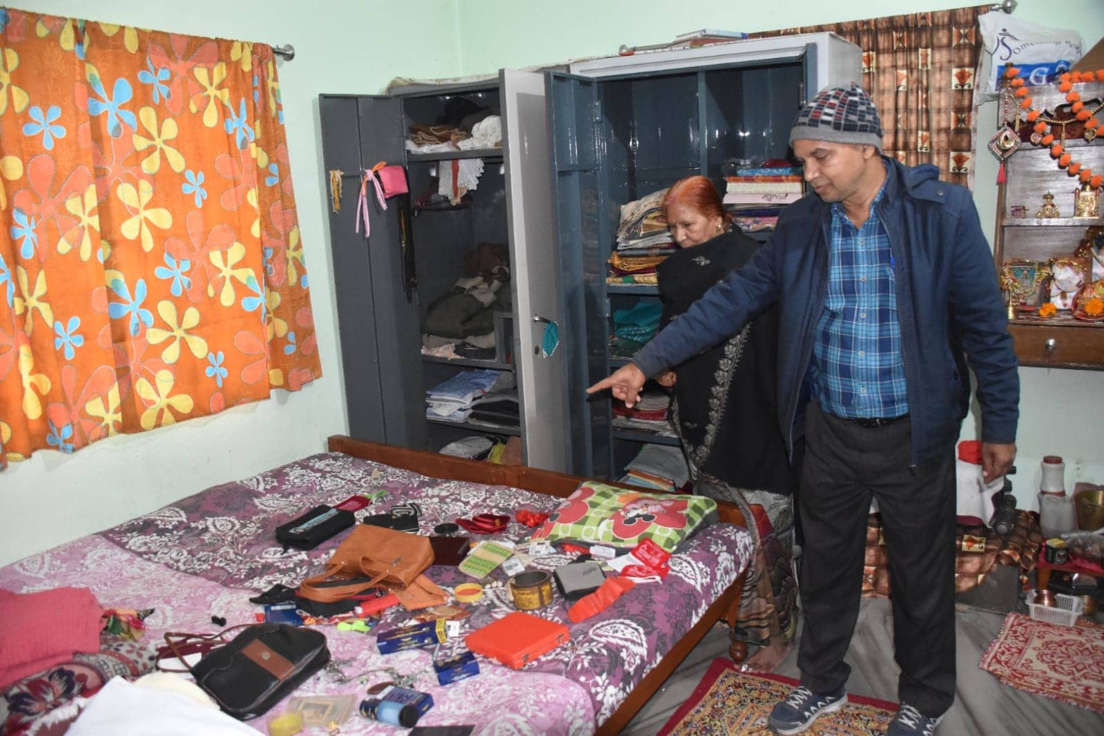 काजू, बादाम और किशमिश खाते हुए चोरों ने उड़ा लिए लाखों के सामान