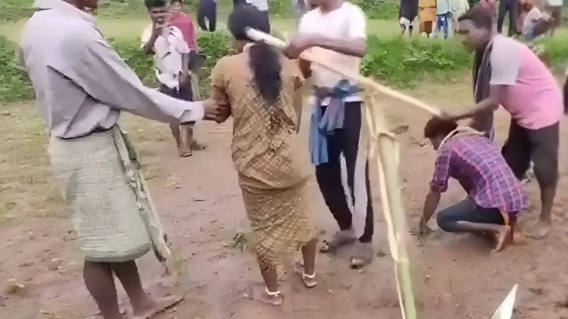 चाचा ने भतीजी संग रचाई शादी तो भड़क गए गांव वाले, फिर दी ऐसी कठोर सजा की दंग रह गए लोग, देखिए Video 