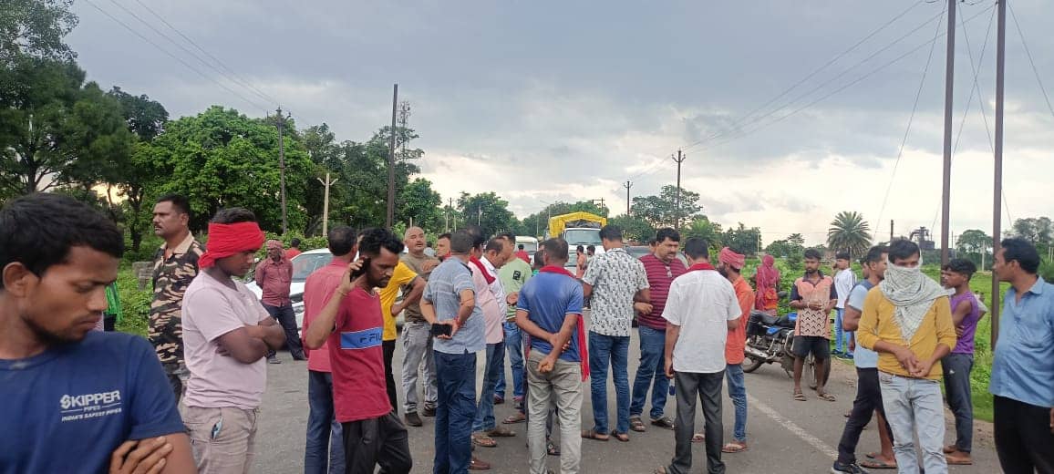 गिरिडीह में भीषण सड़क हादसा, मासूम समेत दो लोगों की मौत, आक्रोशित लोगों ने किया रोड जाम 