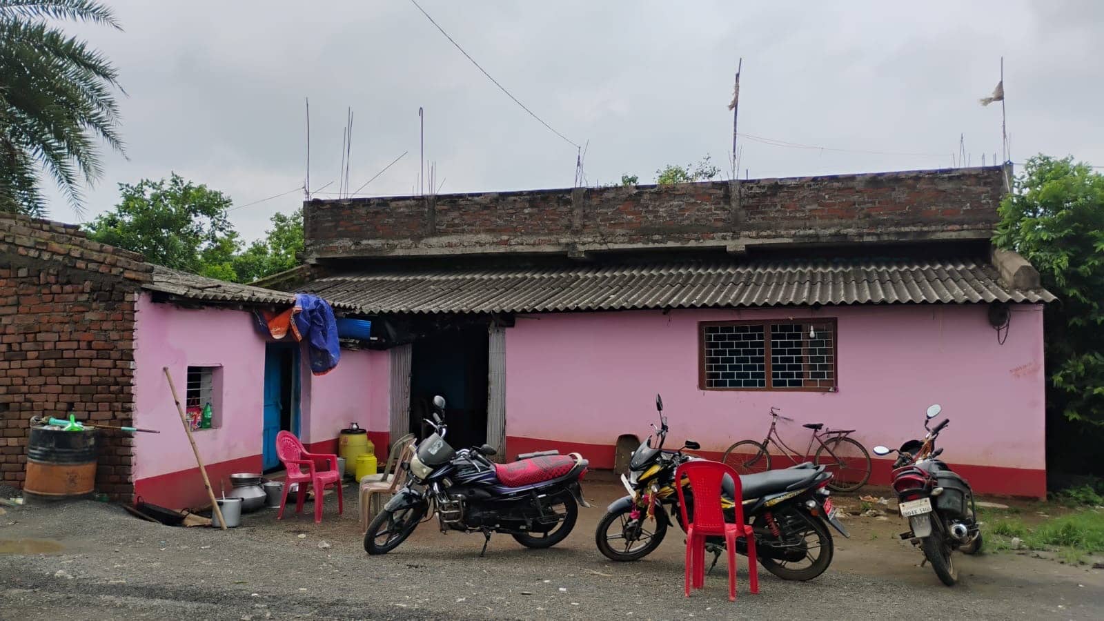 पहले सिगरेट खरीद कर पिया फिर उसी दुकान में की 7 लाख की लूट, फायरिंग कर फैलाया दहशत