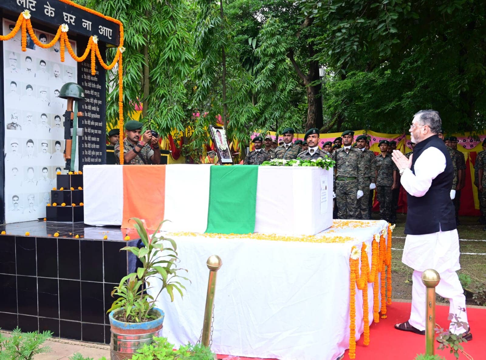 नक्सल विरोधी अभियान में शहीद सीआरपीएफ जवान प्राणेश्वर कोच को राज्यपाल ने दी श्रद्धांजली