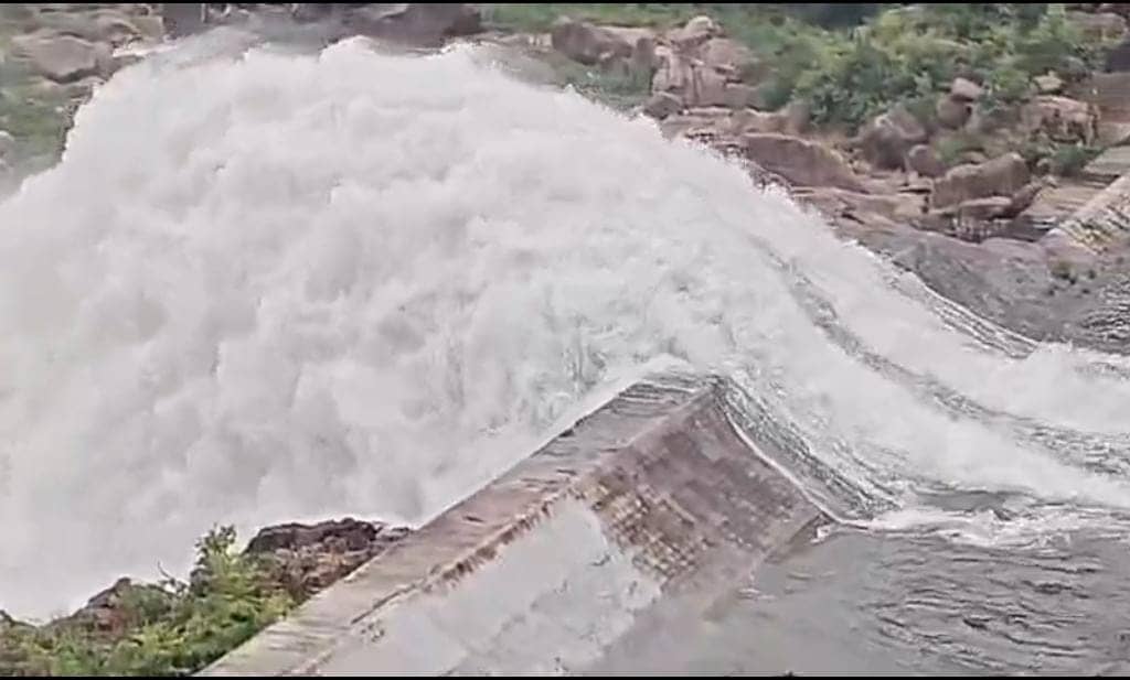 दुमका: इस बरसात पहली बार खोला गया मसानजोर डैम का फ्लड गेट, नजारा देखने पहुंच रहे लोग, देखिए VIDEO 