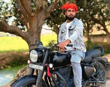 मोबाइल चार्ज करने की बात कहकर घर से निकला ये युवक, फिर दरवाज़े पर खून से लठपथ मिली लाश, पढ़ें कहां का है मामला