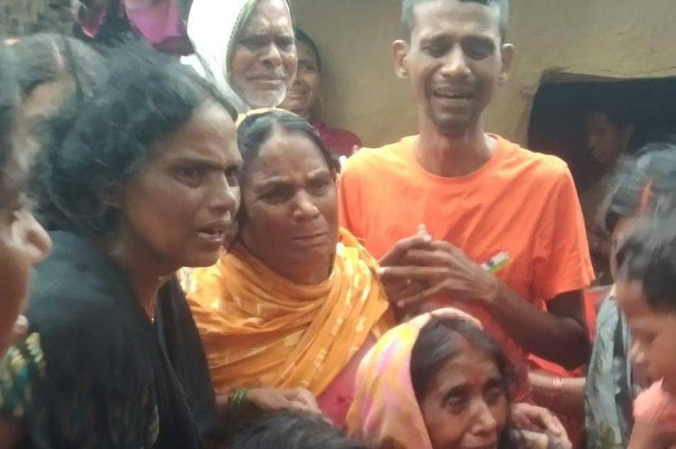 बाप रे! छप्पर पर रखी कंघी में लिपटा हुआ था काला नाग,जैसे ही उतारने गई महिला तो हो गया ये हाल