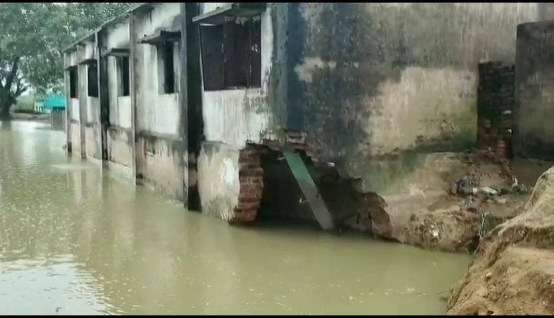 बारिश में विद्यालय के एक कमरे का बुनियाद बहा, बड़ी घटना टली, जानिए कहां का है मामला
