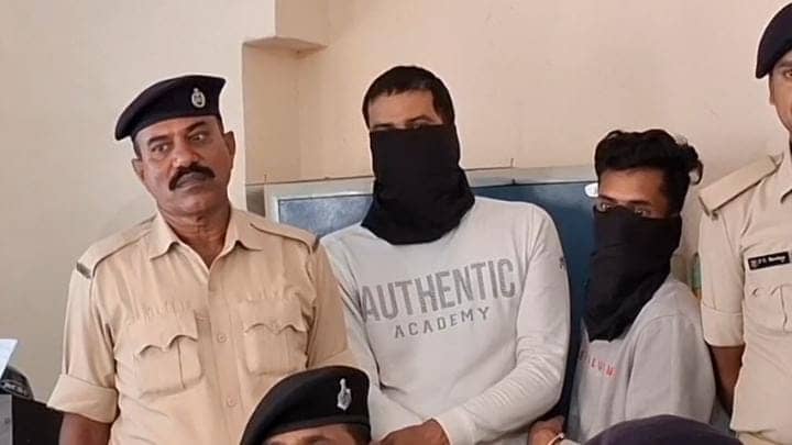 पटना में हुए सिपाही भर्ती परीक्षा घोटाले का भंडाफोड़, दो गिरफ्तार, इलेक्ट्रॉनिक गैजेट्स और वॉकी-टॉकी बरामद
