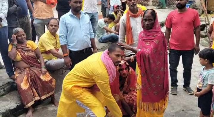 मास्टर साहब का पिछले 2 साल से चल रहा था प्रेम प्रसंग, जब लड़की के बाप ने दोनों को बंद कमरे में देखा तो कर दिया ये हाल