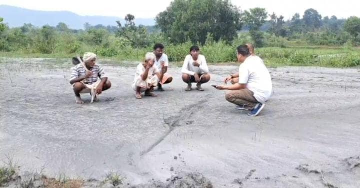 जमशेदपुर:टाटा पावर के फ्लाइ एस से बंजर हुई पांच एकड़ जमीन,अब रोने को मजबूर हुए सैकड़ों आदिवासी किसान 