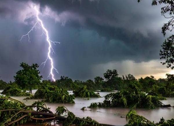 Weather Alert: दोपहर बाद बदल सकता है मौसम का मिजाज, इन जिलों में भारी बारिश का अलर्ट, रहें सावधान