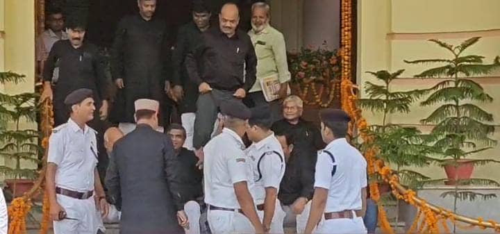 बिहार विधानसभा सत्र के दूसरे दिन विपक्ष का हंगामा, स्पीकर को रोका गया, मार्शलों को करनी पड़ी मशक्कत