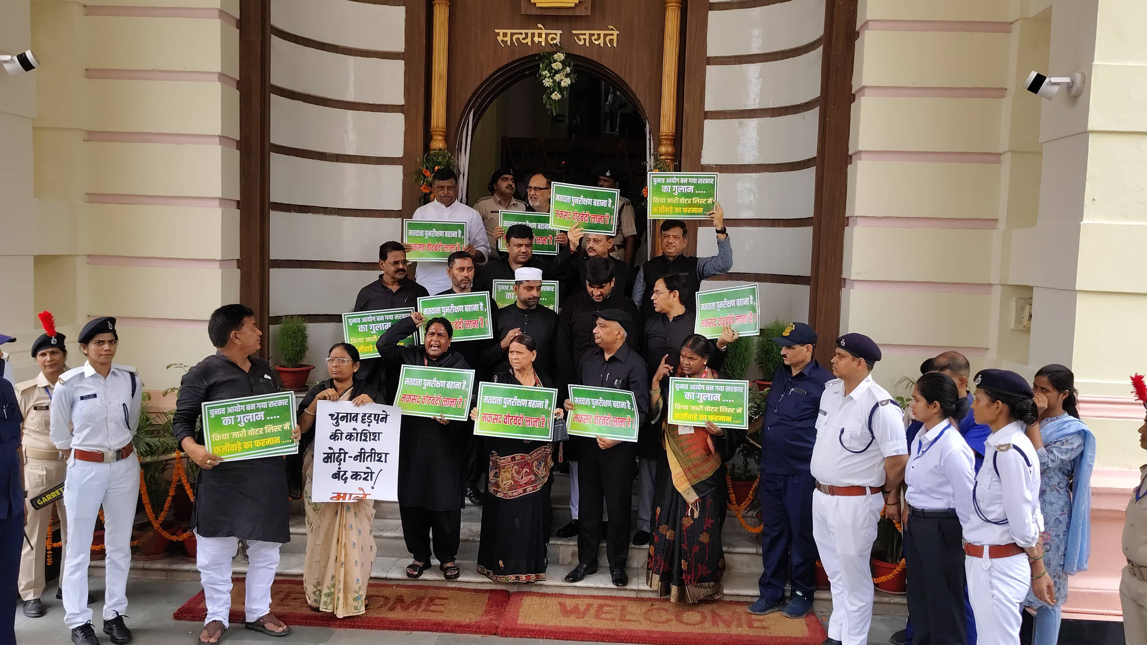 वोटर लिस्ट पुनरीक्षण पर भड़कीं राबड़ी देवी, कहा- "SIR के नाम पर काटे जा रहे गरीबों के नाम"