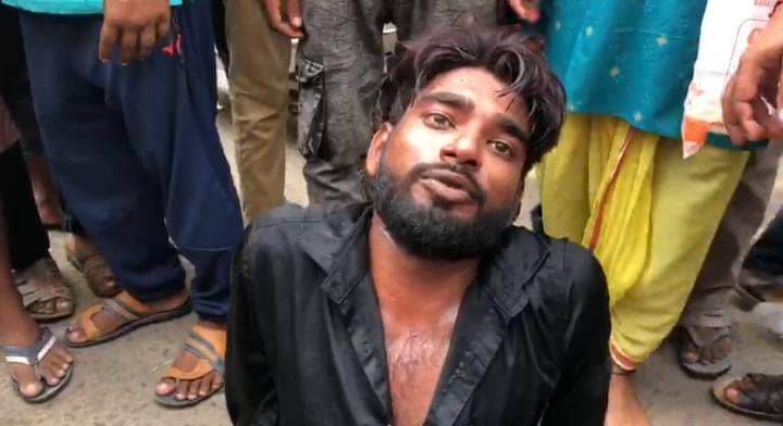 हाथ-पैर में रस्सी बांधकर बीच सड़क युवक को घसीटते रहे लोग, पुलिस को नहीं लगी भनक, देखें हैरान करनेवाला VIDEO