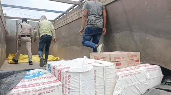 बक्सर:शराब तस्करी का भंडाफोड़, बालू की खाली गाड़ी से मिली 40 पेटी शराब, तीन गिरफ्तार