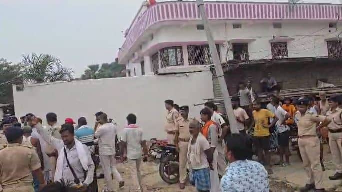 लल्लू मुखिया की संपत्ति कुर्क करने पहुंची पुलिस, जानिए क्या है पूरा मामला