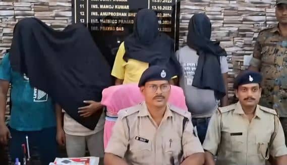 पाकुड़ में अवैध लॉटरी रैकेट का भंडाफोड़, चार गिरफ्तार, लैपटॉप, प्रिंटर और रेलवे चादरें बरामद