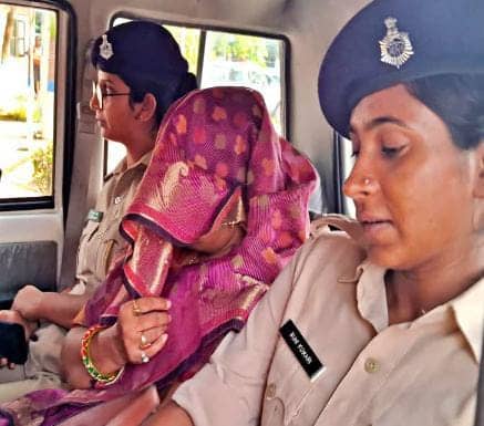 ICDS कार्यालय में महिला DPO और कम्प्यूटर संचालक कर रहे थे रिश्वतखोरी, डीएम ने रंगे हाथों दबोचा,नकदी बरामद