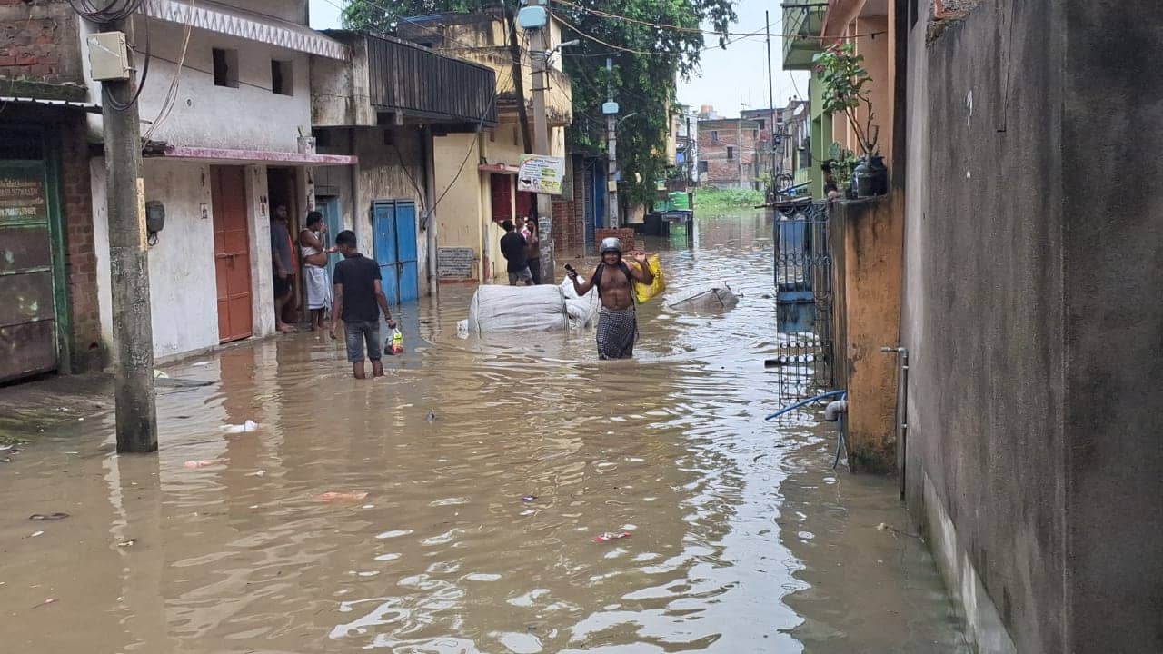 जमशेदपुर:लगातार हो रही बारिश से बढ़ा खरकई नदी का जलस्तर, बागबेड़ा के 200 घरों में घुसा बाढ़ का पानी