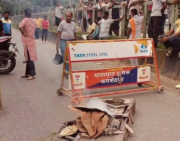 जमशेदपुर: मानगो के उलीडीह में संदिग्ध परिस्थिति में युवक की मौत,हत्या की आशंका पर परिजनों का जोरदार हंगामा