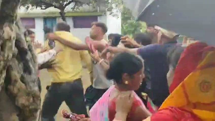 अश्लील बातें कर छात्रा को बैड टच करता था शिक्षक, जब ग्रामीणों को लगी भनक तो देखिए क्या दी सजा, Viral Video