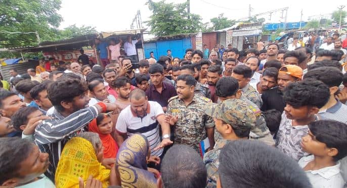 पलामू के युवक की बिहार में मिली लाश, हैदरनगर-जपला सड़क पर आक्रोशितों ने काटा बवाल, पुलिस पर उठाए सवाल