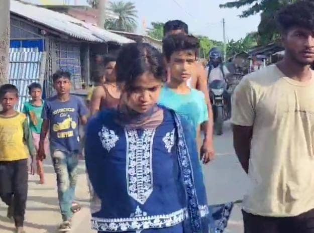 प्रेमिका से मिलने उसके ससुराल पहुंचा था प्रेमी,जब घरवालों को लगी भनक तो निकल गई सारी आशिकी, देखें-VIDEO