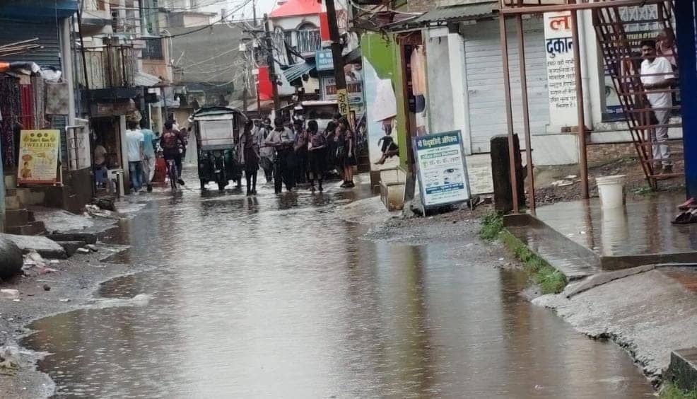 साहिबगंज के बरहरवा सब्जी मंडी की सड़क बना तालाब, स्कूली बच्चे व राहगीर पानी में चलने को मजबूर