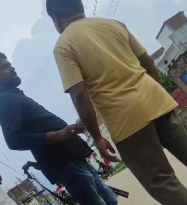 वाह रे बिहार, तेरी लीला अपरमपार! हथियार लहराते खुलेआम रंगदारी मांगने पहुंचे बदमाश, जान से मारने की दी धमकी देखें-VIRAL VIDEO 
