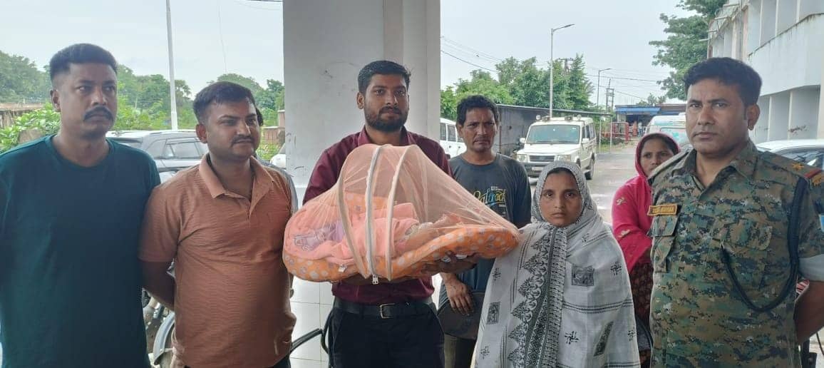 पाकुड़: हिरणपुर थाना प्रभारी की सजगता ने सुलझायी बच्चा चोरी की गुत्थी, मासूम को सकुशल किया बरामद