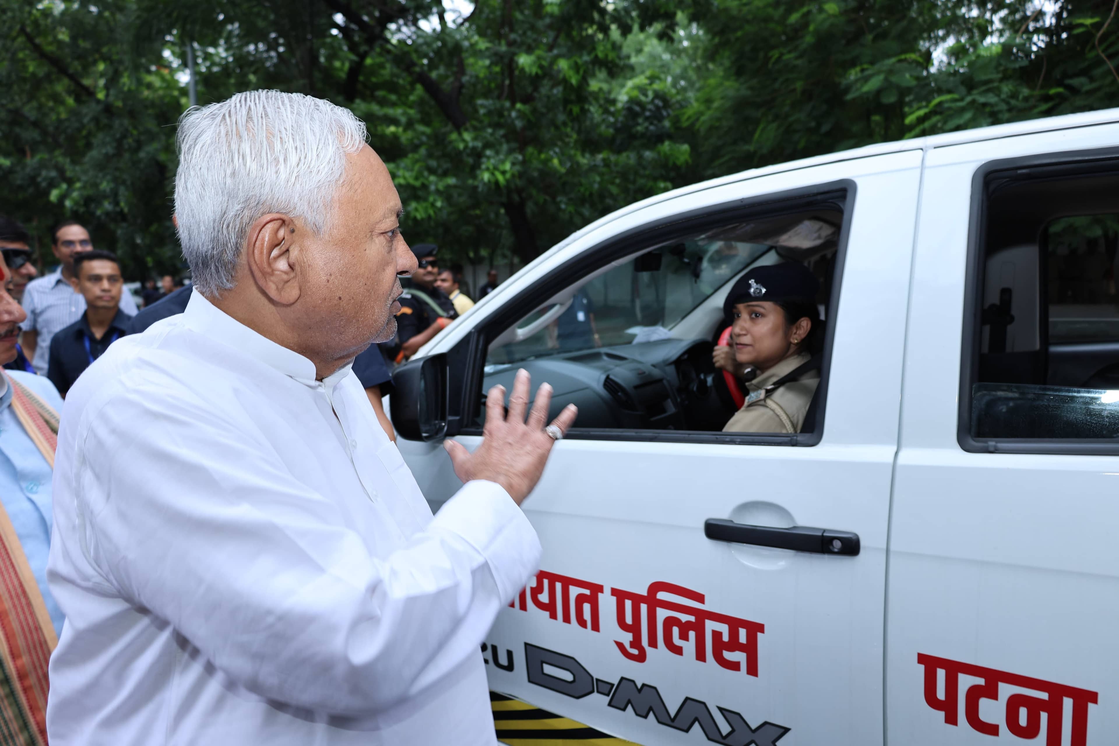 ट्रैफिक सुधार की दिशा में मुख्यमंत्री नीतीश कुमार का बड़ा कदम,71 नई पुलिस वाहनों को हरी झंडी दिखाकर किया रवाना 