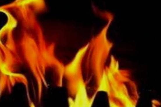 दुश्मन को भी ना मिले ऐसी औलाद ! कलयुगी बेटे ने जिंदा बाप पर छिड़का पेट्रोल, और लगा दी आग, पढे़ें सनसनीखेज मामला