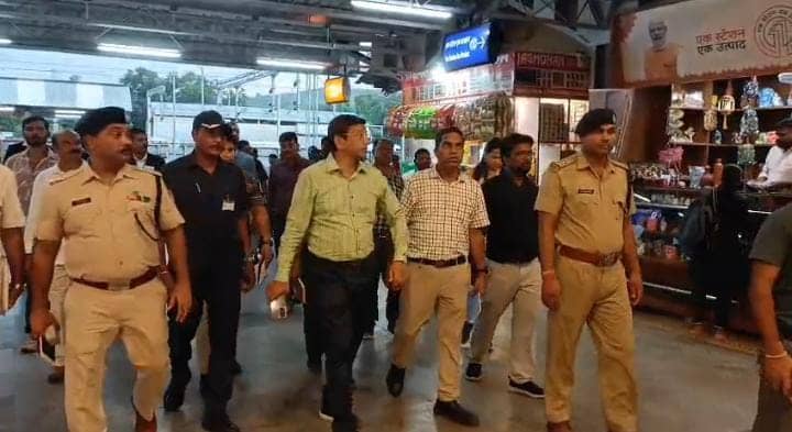 मालदा रेलमंडल डीआरएम ने किया साहिबगंज रेलवे स्टेशन का निरीक्षण, गंदगी देख  हुए नाराज़