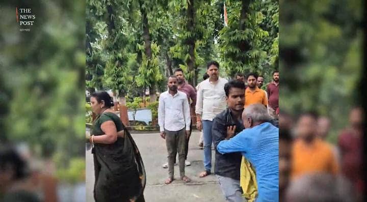 OMG! आखिर क्यों जंग का अखाड़ा बना डीएम कार्यालय, महिला ने अपने पति और बहू की जमकर कर दी कुटाई देखिए-VIRAL VIDEO 