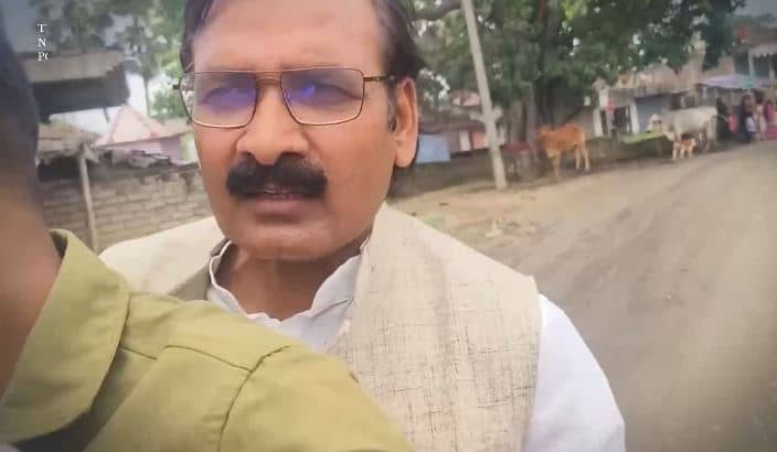 ये क्या...जाम में फंसी गाड़ी तो बिना हेलमेट के ही ट्रिपलिंग कर बाइक से निकल गए विधायक जी, वीडियो वायरल