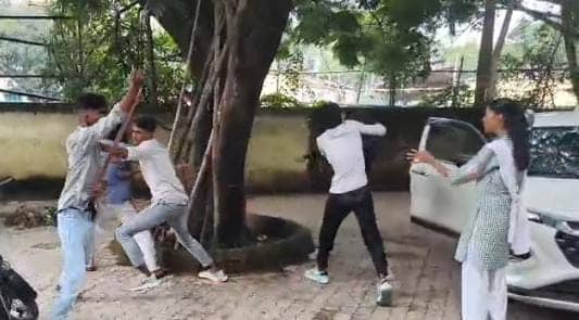 एक दूसरे पर जमकर लात-घूंसे और बेल्ट बरसाते रहे युवक, तमाशाबीन बने रहे लोग,देखें जमशेदपुर का ये-VIRAL VIDEO