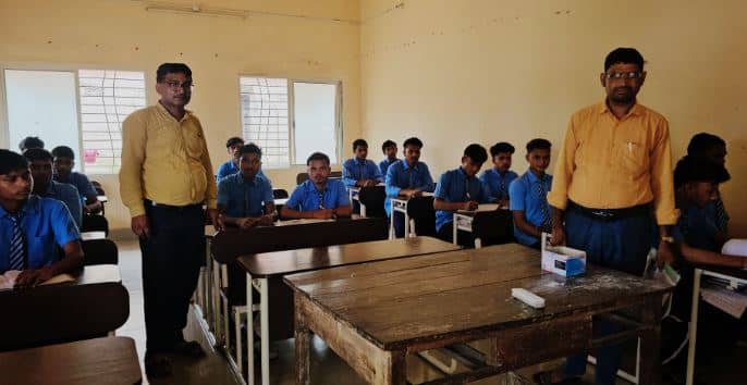 अनुसूचित जनजाति आवासीय विद्यालय में शिक्षा की स्थिति दयनीय  300 बच्चों पर सिर्फ 7 शिक्षक, जिम्मेदार मौन!