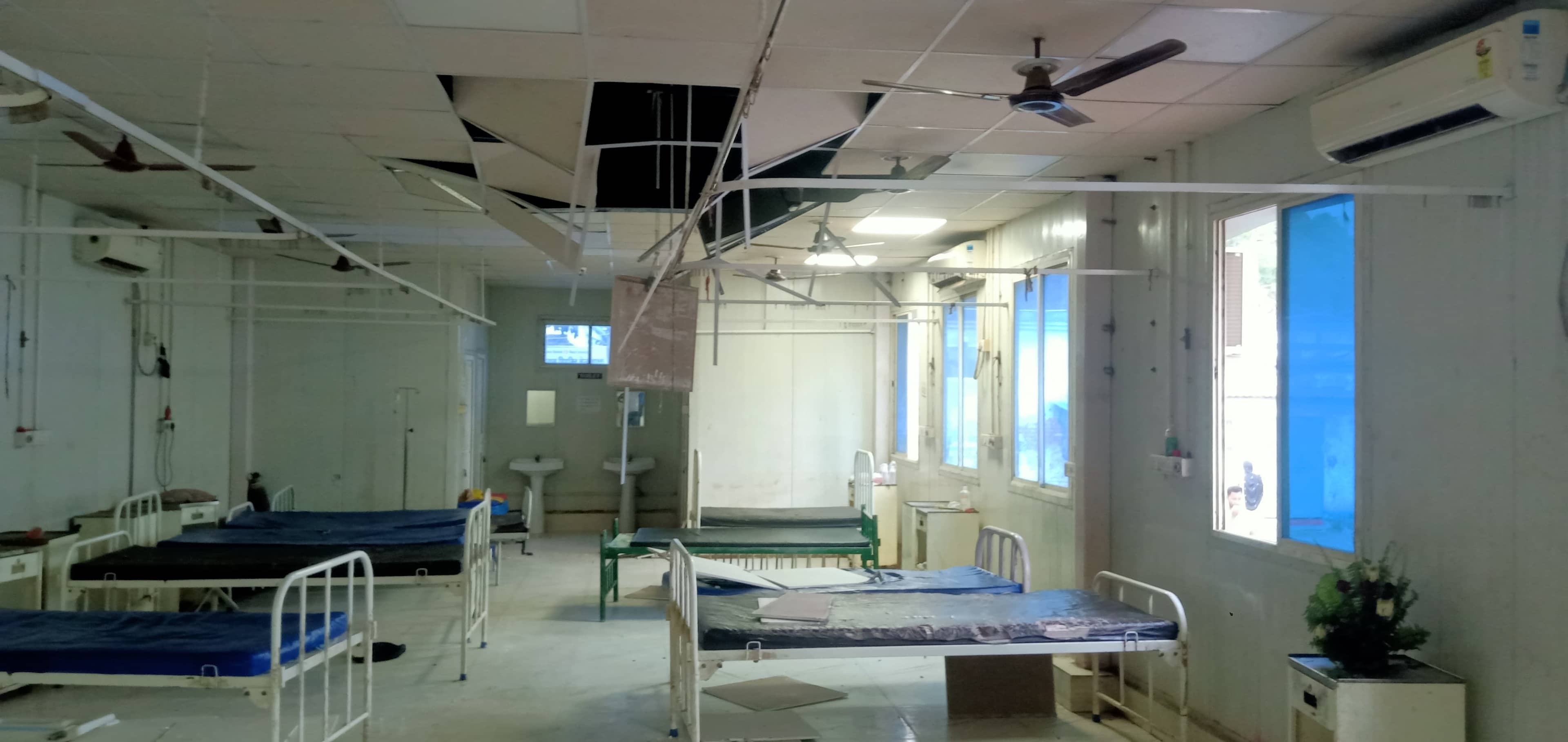 हम अस्पताल में इलाज कराने आए है न की मरने! अचानक फेब्रिकेटेड वार्ड में जच्चा-बच्चा पर भरभरा कर गिरने लगा सीलिंग, पढ़ें फिर क्या हुआ