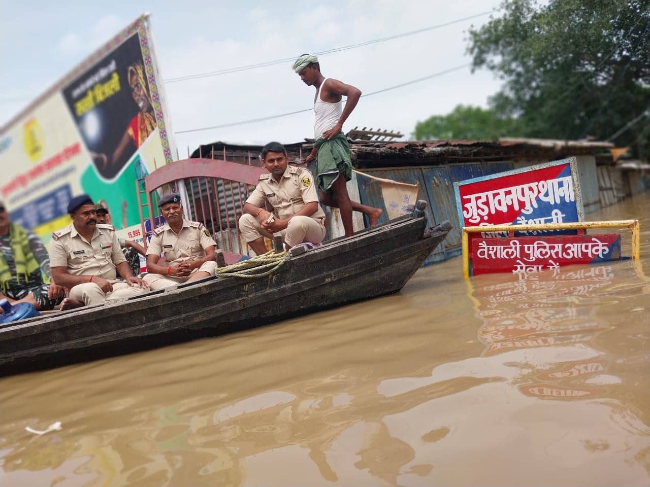 हाजीपुर:राघोपुर में बाढ़ से जनजीवन ठप, पुलिस कर रही नाव से पेट्रोलिंग खाने के पड़े लाले