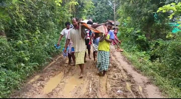 आजादी के इतने साल बाद भी सड़क के लिए तरस रहा है पूर्वी सिंहभूम का ये गांव, आज भी अस्पताल जाने के लिए खटिया का लिया जाता है सहारा