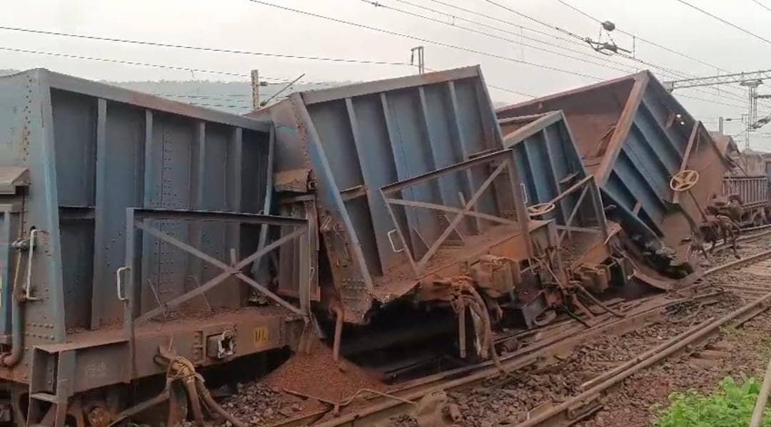 सरायकेला: चांडिल स्टेशन के पास दो मालगाड़ियों के बीच टक्कर, कई डब्बे पटरी से उतरे