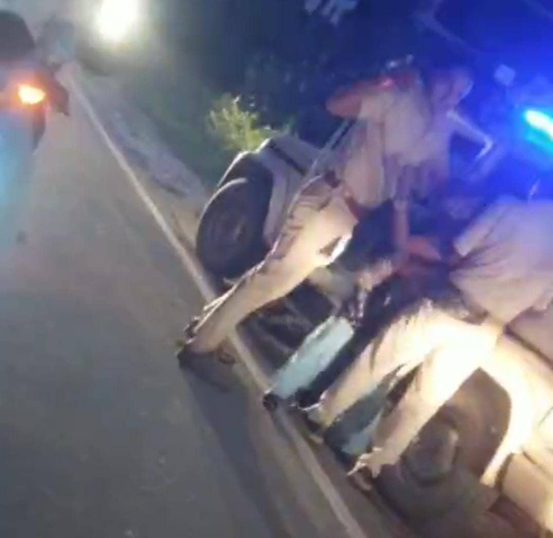 पुलिस की शर्मनाक हरकत का वीडियो वायरल, वाहन चेकिंग के नाम पर महिला को बाहों में जकड़ा, मच गया बवाल